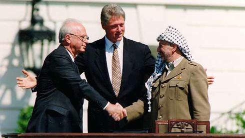 (LR) El primer ministro Yitzhak Rabin, el presidente estadounidense Bill Clinton y el presidente palestino Yasser Arafat firmaron los Acuerdos de Oslo de 1993 