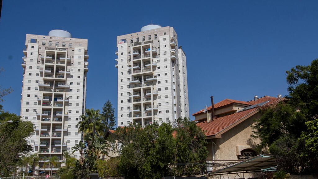 3 rooms for NIS 1.715 million.  Streets