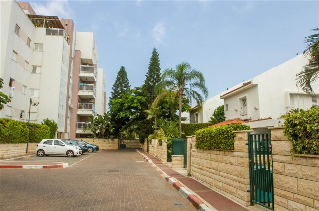3 rooms for NIS 665,000.  Kiryat Bialik