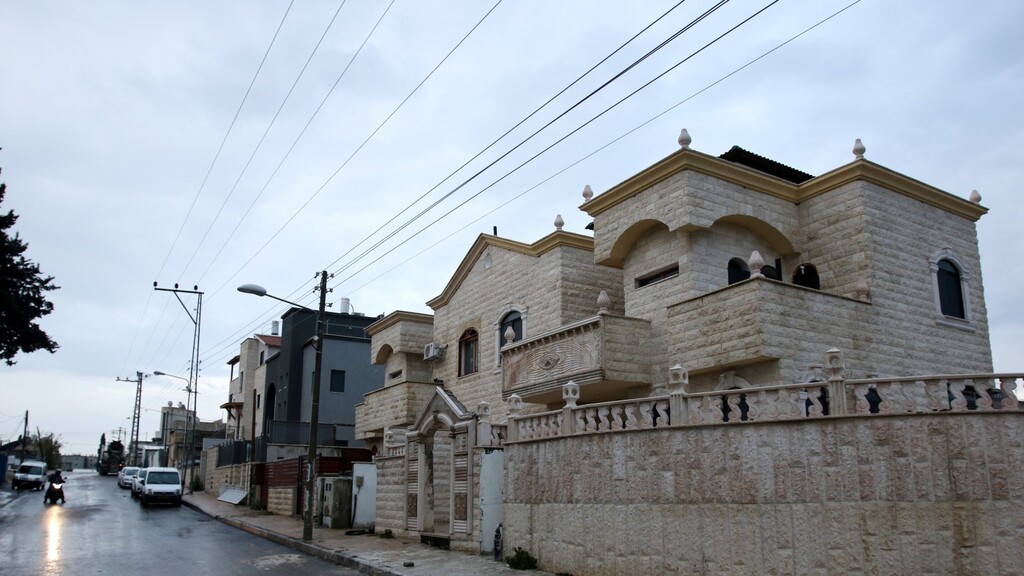4 rooms for NIS 1.4 million.  Lod
