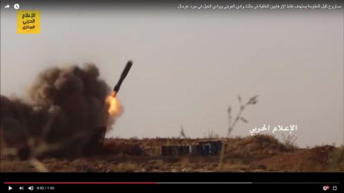 Lanzamiento de un cohete Hezbollah durante la guerra civil siria