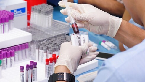 Análisis de sangre que se realizan en un laboratorio. 