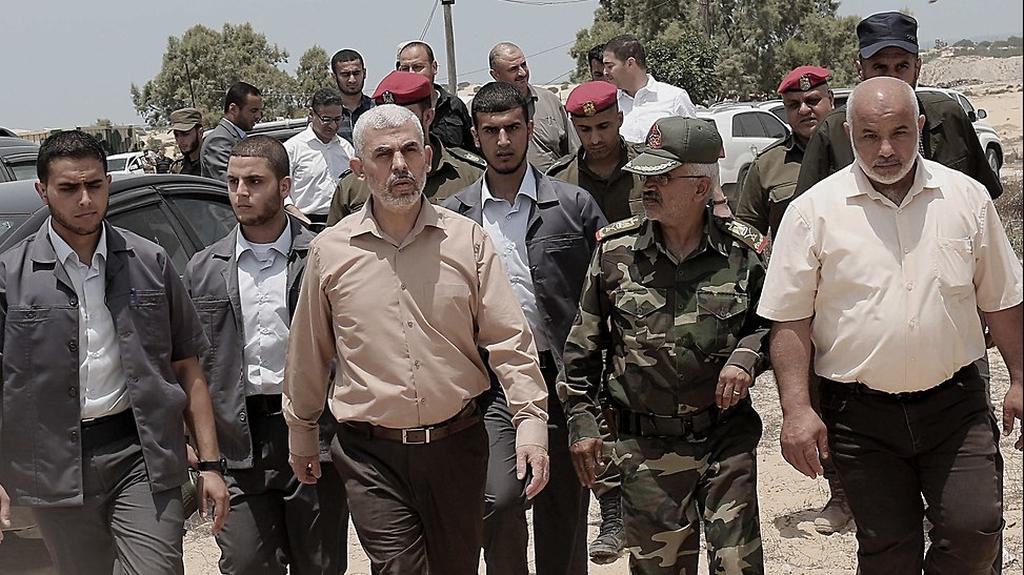 Глава ХАМАСа в Газе Ихье Синвар с приближенными. Фото: EPA