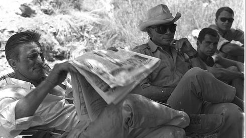 Кирк Дуглас (слева) и Юл Бриннер (в центре) на съемках фильма "Откинь гигантскую тень", 1966 год. Фото: Давид Эльдан, ЛААМ