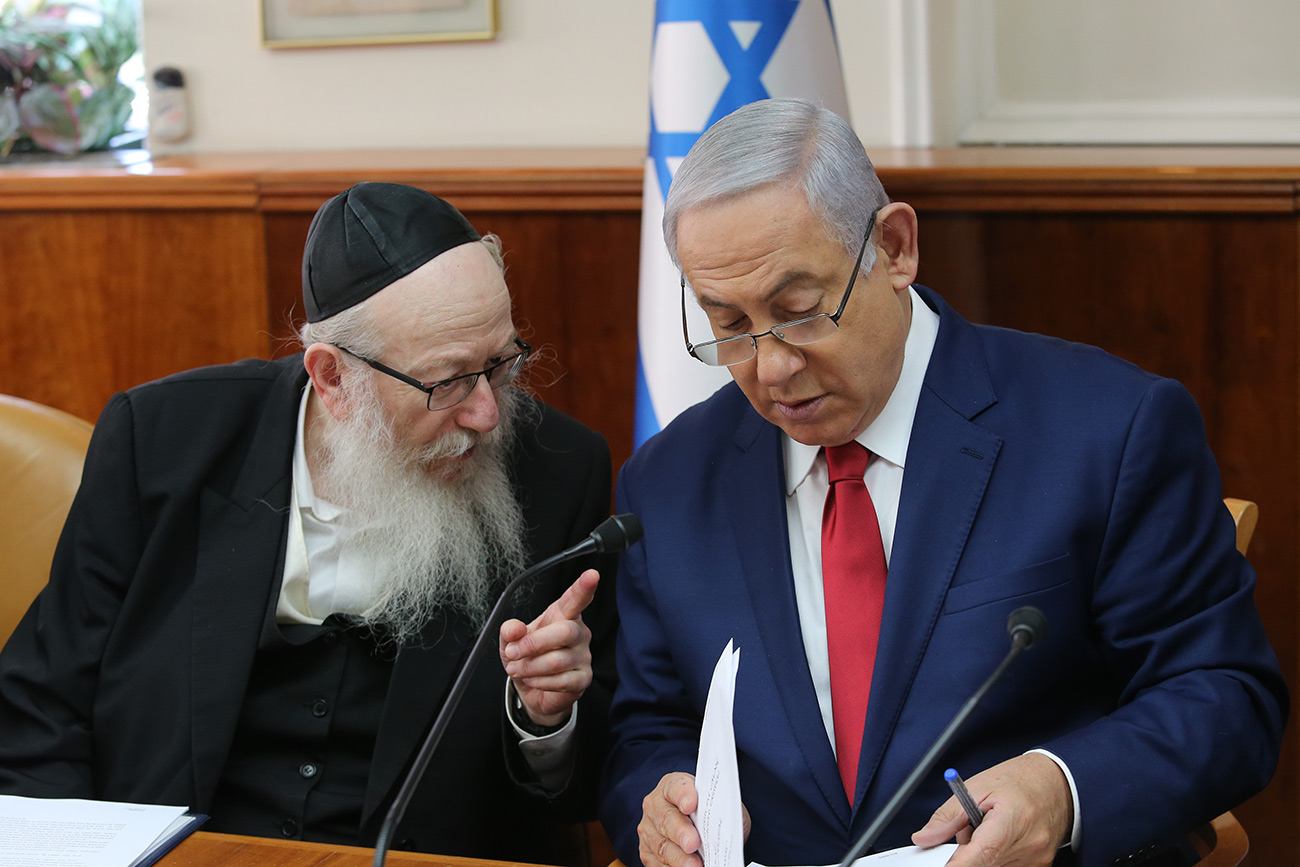 Yaakov Litzman and Benjamin Netanyahu  (Photo: Alex Kolomoisky)