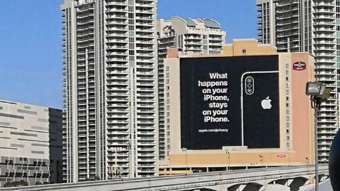 "Все, что происходит в вашем iPhone, остается в нем". Рекламный щит Apple. Фото: Хагар Бухбут