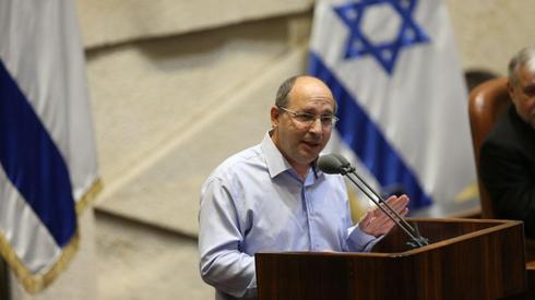 Blue and White MK Avi Nissenkorn addresses the Knesset as it votes to dissolve itself  (Photo: Alex Kolomoisky)