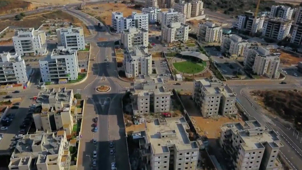 Penthouse apartment with 5 rooms for NIS 1.705 million. Plowing (Photo: Mor Shakifi Lati) The city is plowing from above