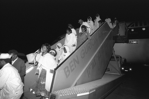 Ethiopian Jews arrive in Israel on Operation Solomon (Photo: Albert Natan) מבצע שלמה