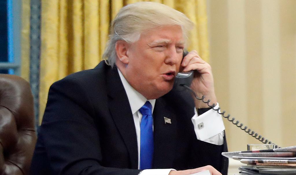 חוסר ידע איום. טראמפ בטלפון (צילום: AP)