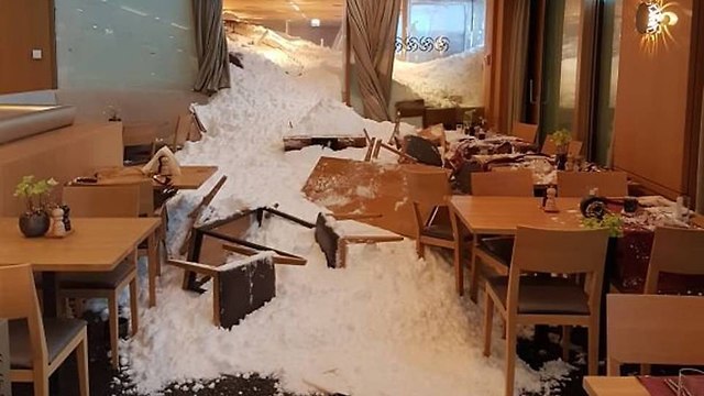 Ресторан гостиницы засыпало снегом. Фото: АР