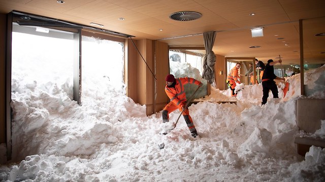 Снежная лавина сошла прямо на гостиницу: 3 туриста пострадали. Фото: АР