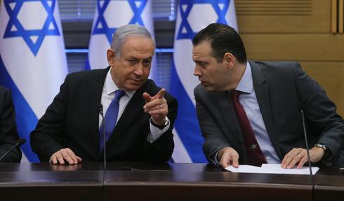 Benjamin Netanyahu and Miki Zohar (Photo: Alex Kolomoisky)