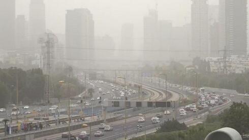 Haze over Tel Aviv during a dust storm from the Sinai (Photo: TPS) אובך בשמי תל אביב