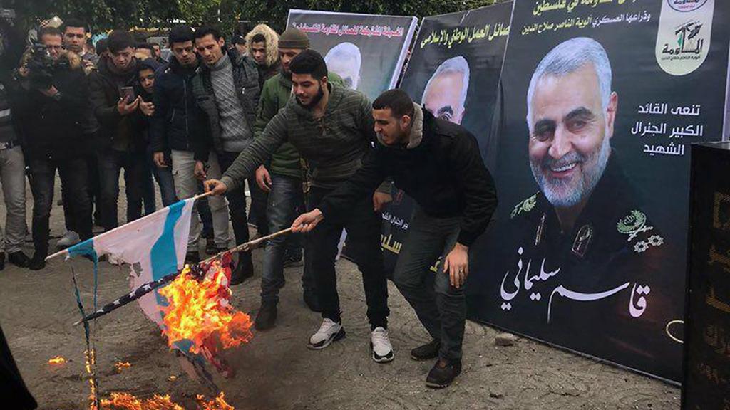 Palestinians in Gaza City set fire to American and Israeli flags as they mourn Iranian general Qassem Soleimani  ()