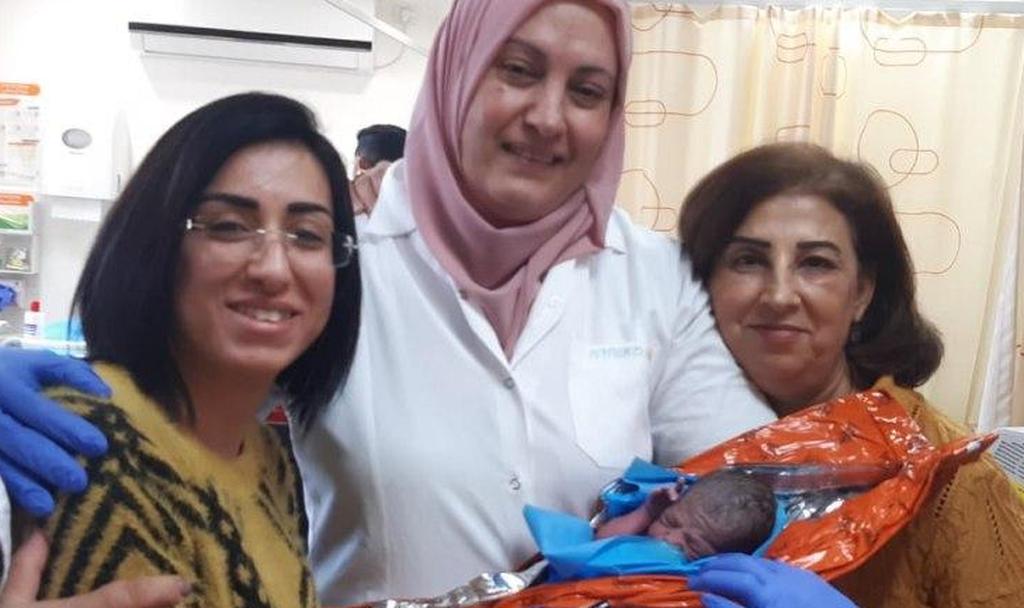 Справа налево: доктор Нибаль Бадир, главная медсестра Инас Исмаил, завполиклиникой Сухила Саид с новорожденным. Фото: пресс-служба "Меухедет"