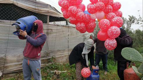 Palestinian militants in Gaza prepared to launch explosives attached to balloons into Israel  ()