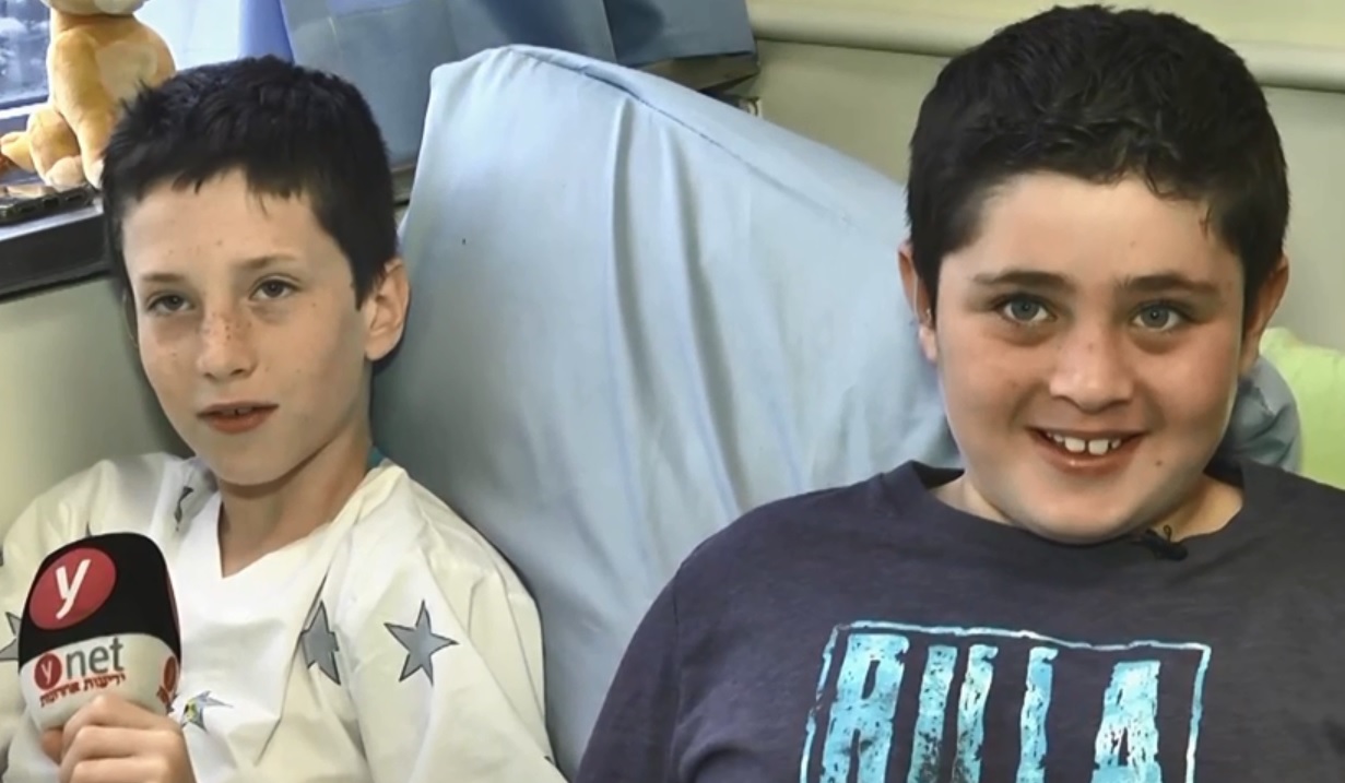 Том Орхоф и Омер Шимони в больнице "Дана". Фото: ynet