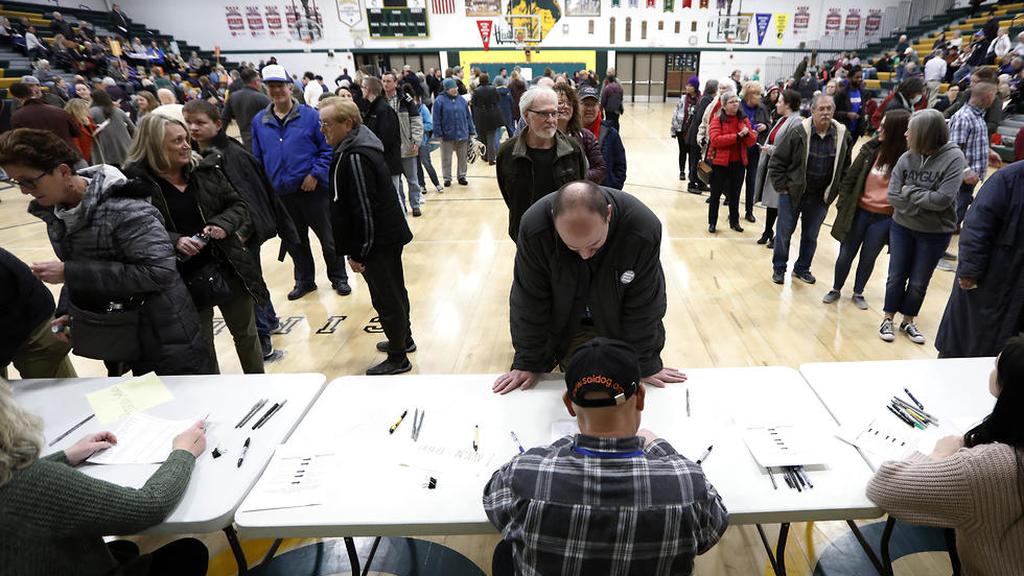  Voters in Iowa line up to vote in Democratic primaries  (Photo: AP)