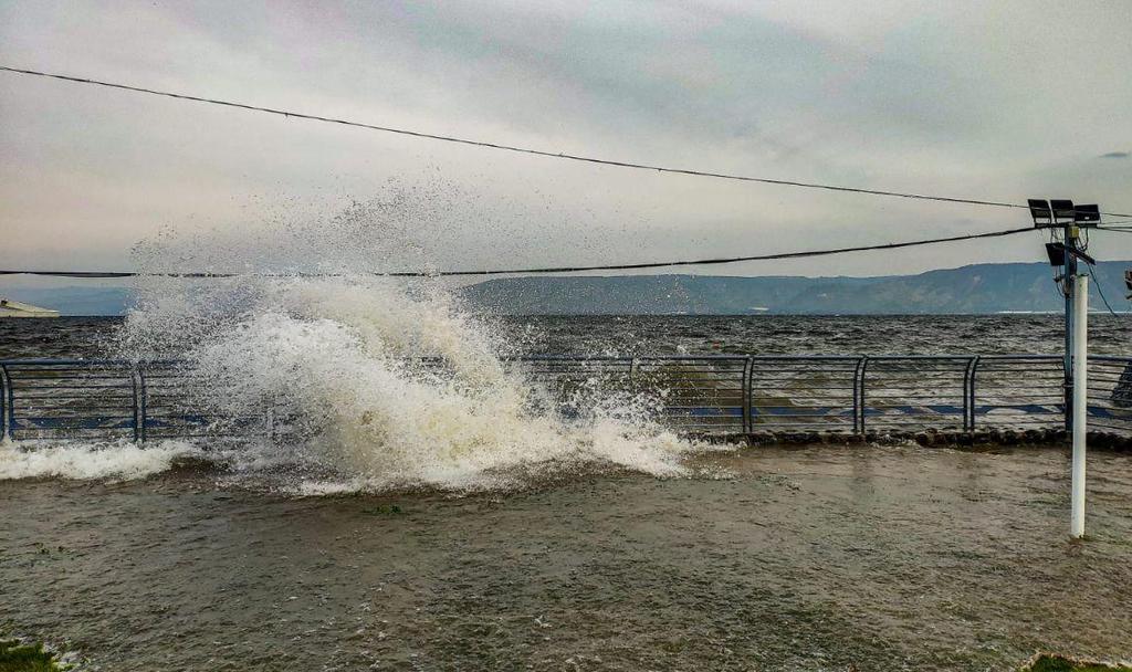 Massive waves in the Sea of Galilee cause light flooding  ()