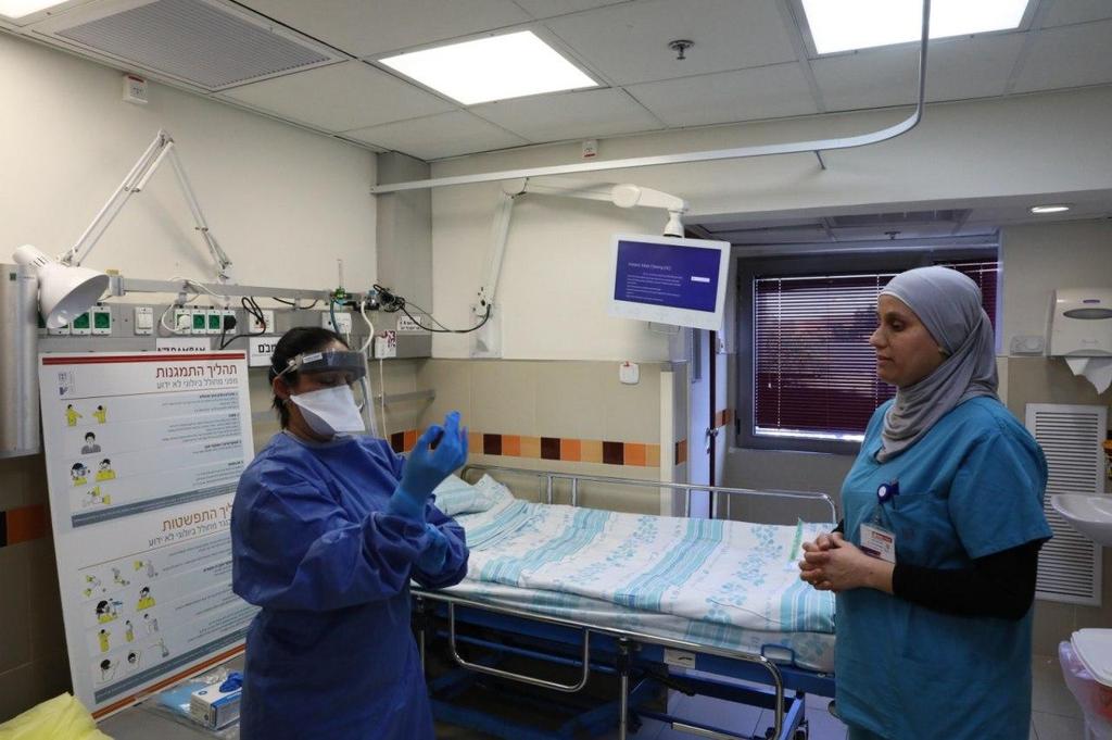 Medical staff at the coronavirus ward at Rambam Health Care Campus in Haifa  ()