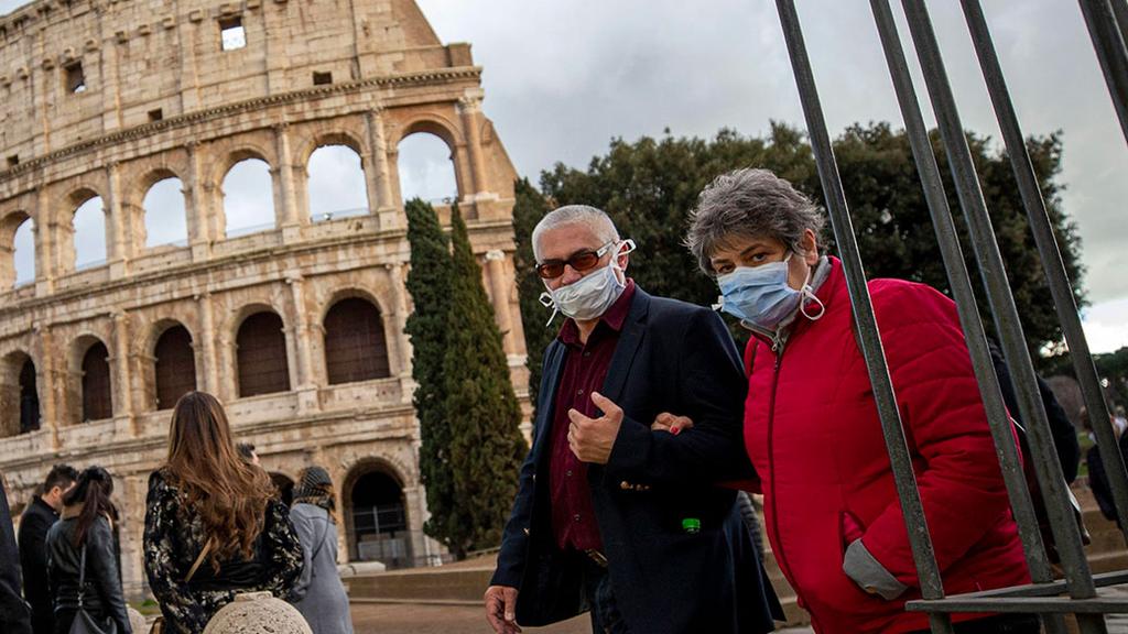 Visitors wearing masks at the Colosseum in Rome   ()