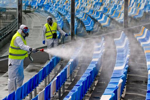 Дезинфекция стадиона в Италии. Фото: EPA