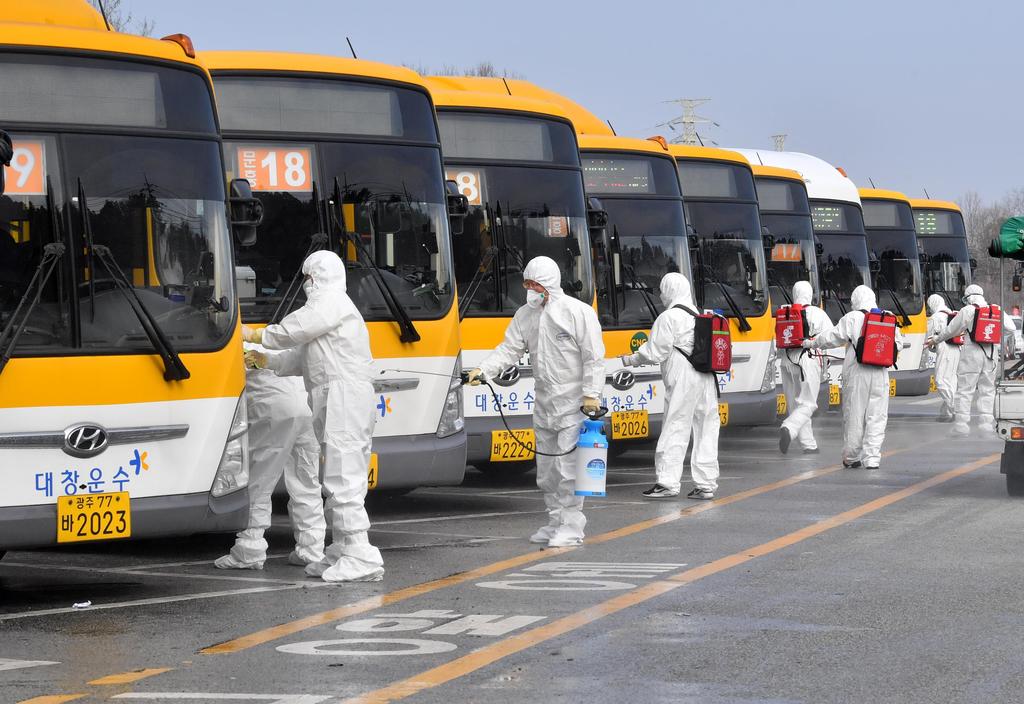 חיטוי וניקוי אוטובוסים בדרום קוריאה (צילום: AFP)