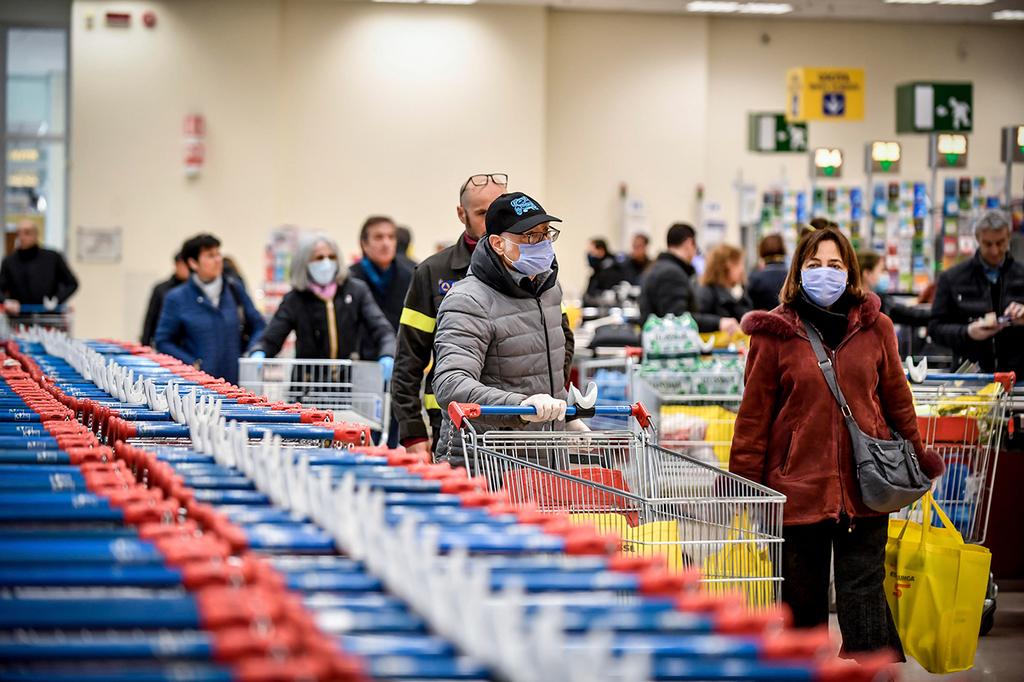Итальянцы спешно покупают продукты. Фото: AP
