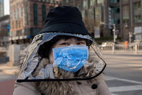 Жительница Китая в Пекине: ношение масок на улице - обязательно. Фото: AFP (Photo: AFP)