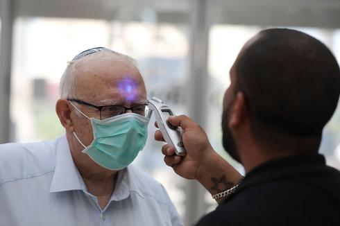 בדיקת חום בכניסה לבית חולים הדסה עין כרם ירושלים  (צילום: EPA)