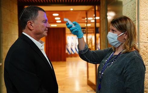 Knesset Speaker Yuli Edelstein has his temperature checked ahead of the ceremony  (Photo: Knesset)