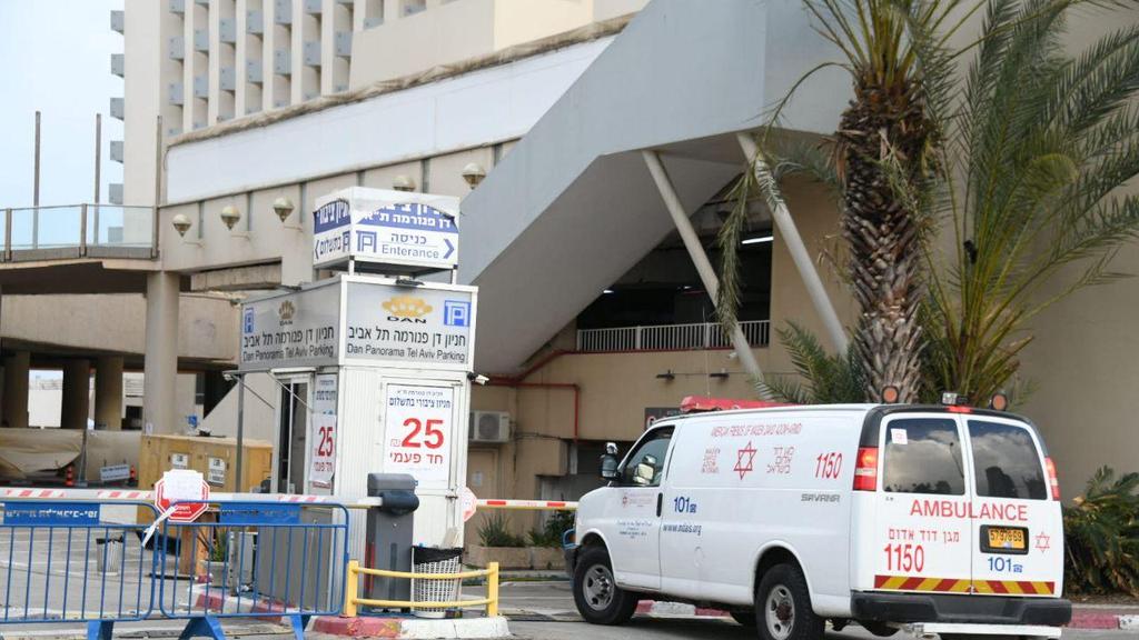Амбуланс доставляет больного к отелю Dan Panorama. Фото: Яир Саги ()
