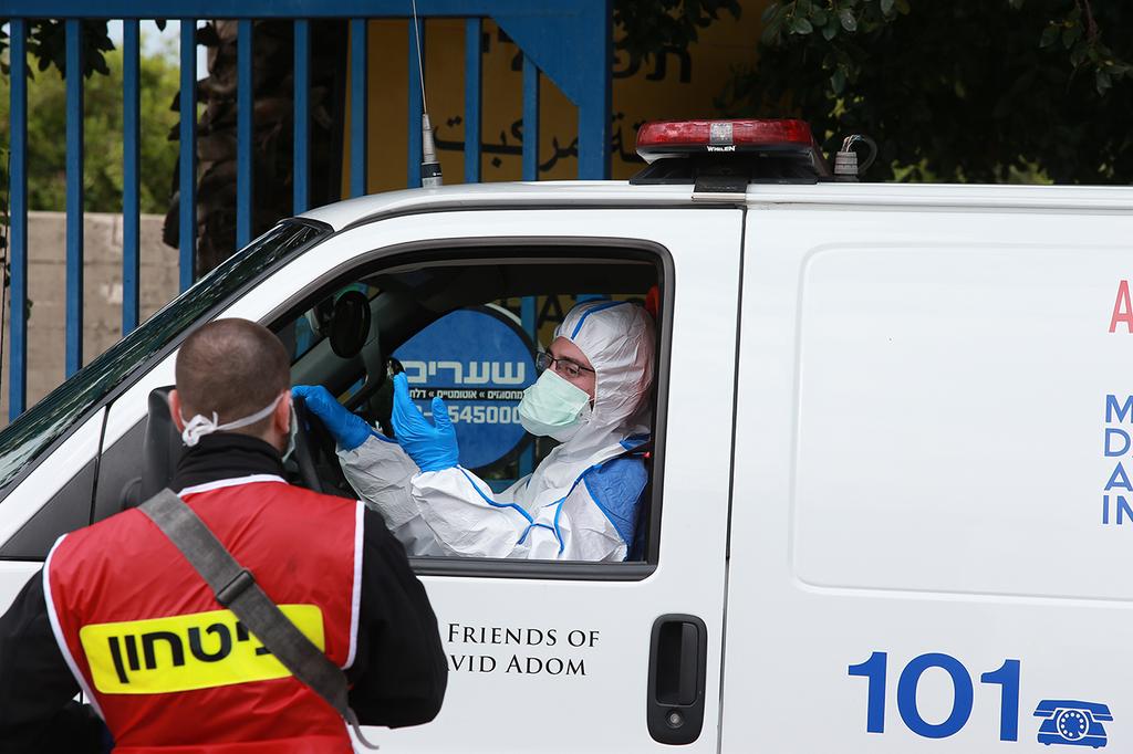 Medical staff in protective gear outside Wolfson Hospital  (צילום: אביגיל עוזי)