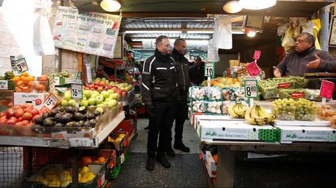 Police officers closing down Jerusalem's Mahane Yehuda market  (Photo: AP)