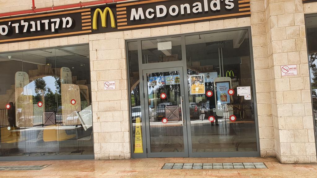 Кафе McDonald’s закрыто из-за коронавируса. Фото: Раанан Бен-Цур