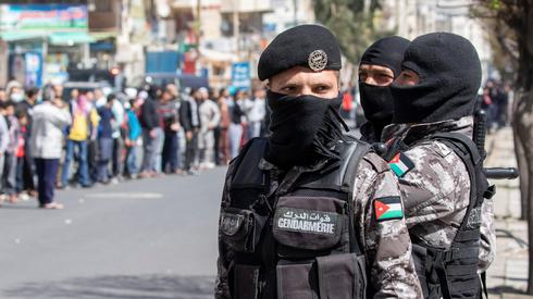 La policía jordana estacionada en las calles de Amman en medio del brote de coronavirus 