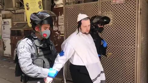 Police arrest a Haredi man for violating coronavirus regulations in Jerusalem  (Photo: Gilad Cohen)
