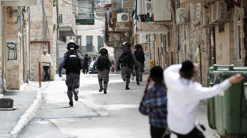 Confrontation between police forces and ultra-Orthodox in Jerusalem's Mea Shearim neighborhood  (Photo: Reuters)