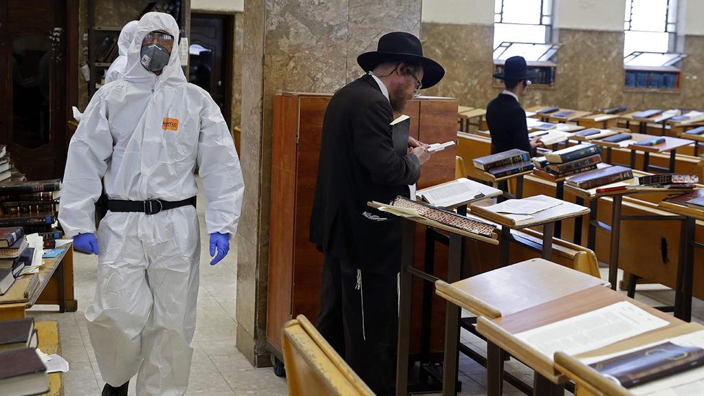 Police officers in protective gear at a Bnei Brak synagogue  ()