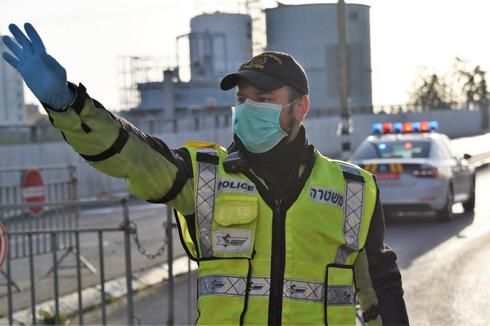 Блокпост полиции в Бней-Браке во время эпидемии. Фото: пресс-служба полиции ( )