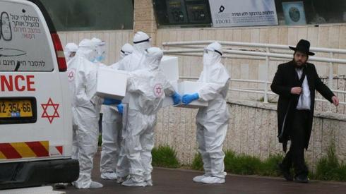 Magen David Adom personnel prepare to carry out coronavirus tests in Bnei Brak (Photo: Moti Kimchi) צוותי מד"א בבני ברק