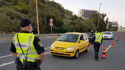 Police enforcing lockdown restrictions on intercity travel during the Passover holiday   (Photo: Haggai Dekel)