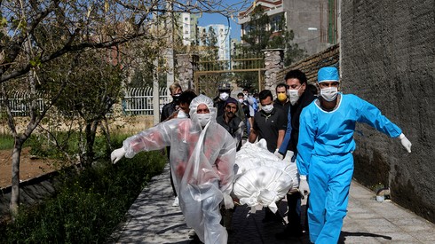 Bodies of coronavirus victims removed for burial in Iran ()