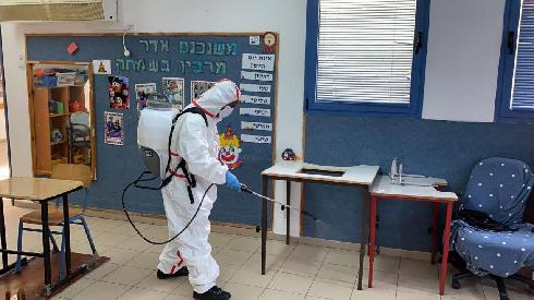 Дезинфекция школьных классов перед возобновлением занятий. Фото: Реувен Коэн, муниципалитет Хайфы  (Photo: Haifa Municipality)