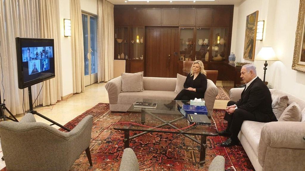 Benjamin and Sara Netanyahu holding a conference call in the prime minister's official Jerusalem residence (Photo: The Prime Minister's Office) רה"מ ורעייתו בזיכרון בסלון ליום השואה