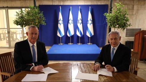 Gantz and Netanyahu signing the coalition agreement  ()