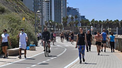 אנשים מטיילים ומתאמנים בטיילת תל אביב למרות ההגבלות