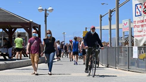 אנשים מטיילים ומתאמנים בטיילת תל אביב למרות ההגבלות