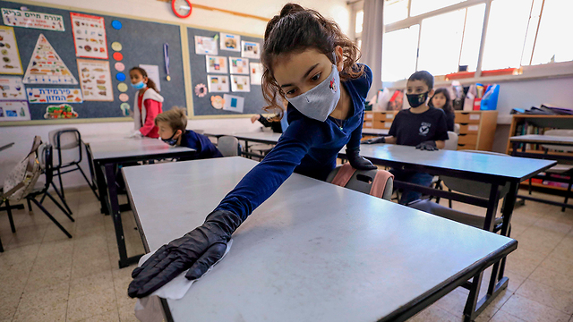 Возобновление занятий в школе Мевасерет-Циона. Фото: AFP  ()